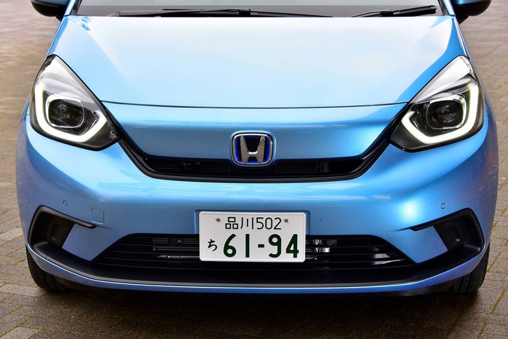 柴犬をイメージしたというフロントマスクにはグリルレスデザインを採用。シンプルながらLEDのデイタイムライトには“目力”がある。