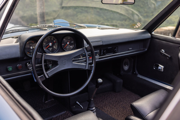 「914/6」のインストゥルメントパネル。グラスファイバー製のデタッチャブルルーフが標準装備されており、手軽にオープンエアドライブを楽しむことができる。