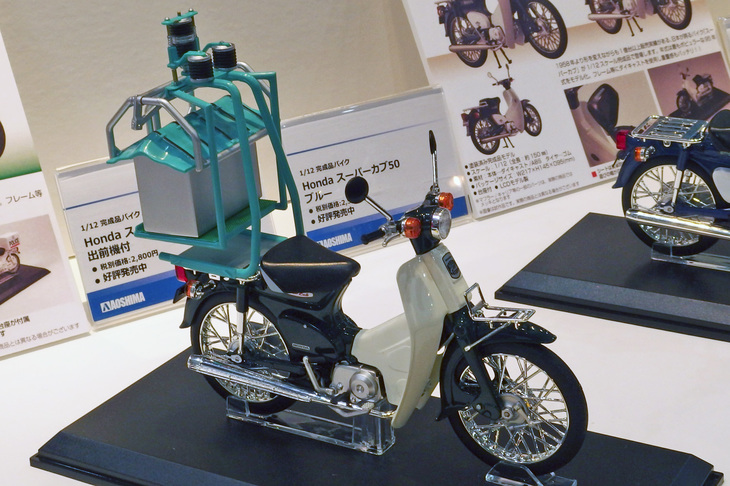 アオシマのダイキャスト製1/12「ホンダ・スーパーカブ50」。これは出前機付きで、2800円で販売中。