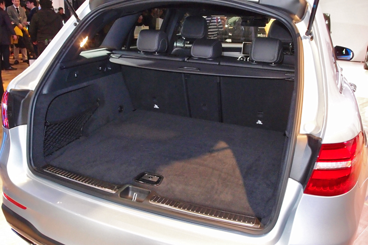 荷室の様子。先代モデルにあたる「GLK」に比べて、標準状態の積載容量は100リッター拡大された。