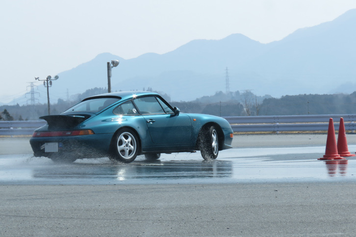 華麗なドリフトを披露する993型の「ポルシェ911」。「アメ車の走行会」と銘打っておきながら、他のクルマの参加もウェルカムなところが実におおらかである。