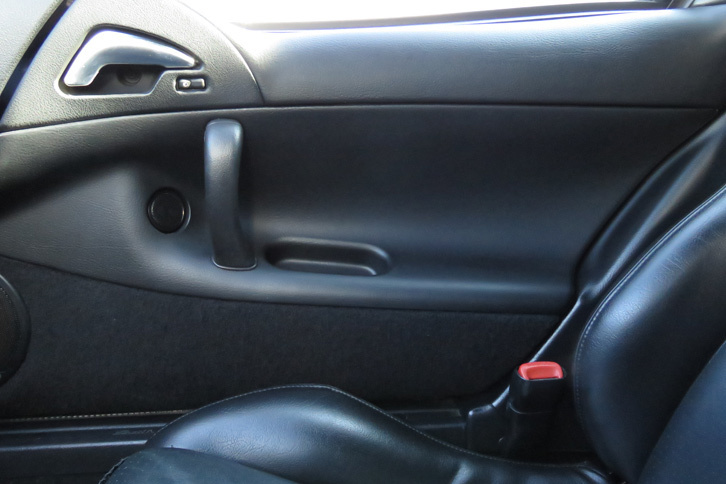 助手席側のドアパネル。今回、中段のパネルの下端と、手すりの付け根部分からの雨漏りを確認した。冷静に考えたら、スピーカーとかパワーウィンドウのモーターとかが入っているのに、大丈夫だったのか？　今のところ不具合はないけど……。