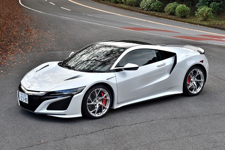 ホンダNSX
	ボディーサイズ：全長×全幅×全高＝4490×1940×1215mm／ホイールベース：2630mm／車重：1780kg／駆動方式：4WD／エンジン：3.5リッターV6 DOHC 24バルブ ターボ／モーター：交流同期電動機／トランスミッション：9段AT／エンジン最高出力：507ps/6500-7500rpm／エンジン最大トルク：56.1kgm/2000-6000rpm／フロントモーター最高出力：37ps/4000rpm（1基当たり）／フロントモーター最大トルク：7.4kgm/0-2000rpm（1基当たり）／リアモーター最高出力：48ps/3000rpm／リアモーター最大トルク：15.1kgm/500-2000rpm／システム最高出力：581ps／システム最大トルク：65.8kgm／タイヤ：（前）245/35ZR19 93Y （後）305/30ZR20 103Y／車両価格＝2370万円