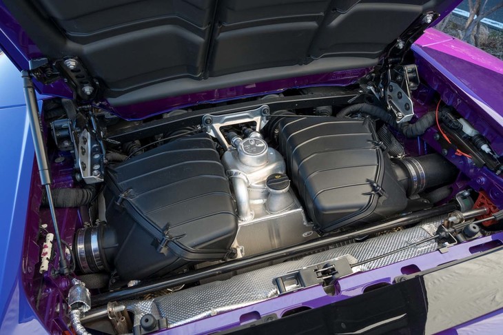 オープントップ化によってリアフードを開けてもエンジン本体を拝むことはできなくなっている。見えるのは巨大なエアクリーナーとオイルパンのみ。