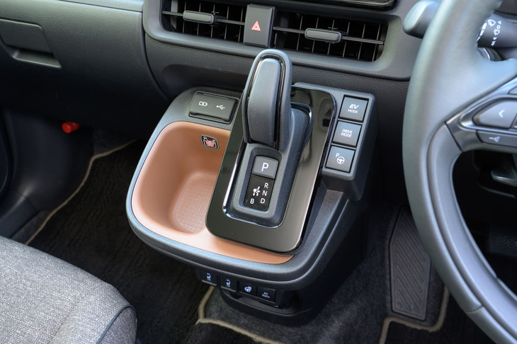 シフトセレクターはトヨタ／レクサス車で広く使われる電子制御タイプ。手のひらで包み込むように操作する。