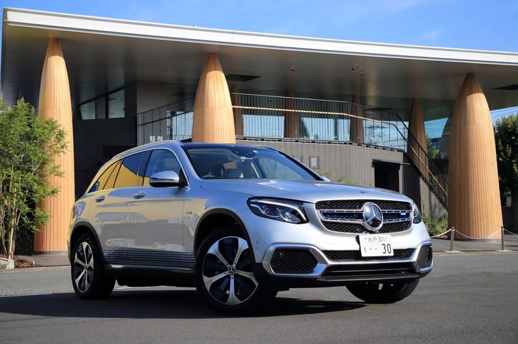 エクステリアはマイナーチェンジ前の「GLC」がベース。ラジエーターグリルにブルーのアクセントと「F-CELL」バッジが加えられるほか、専用バンパーも装備する。