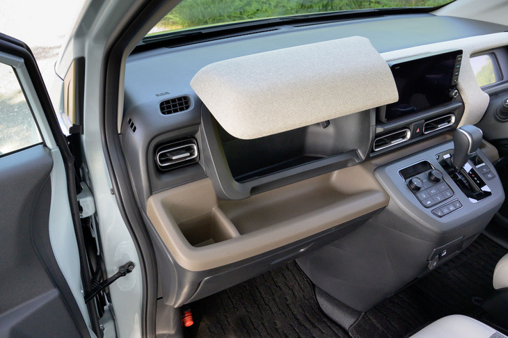 助手席前方には大きなトレーとフタ付きの収納が備わる。普通のグローブボックスは別に備わっており、収納力は抜群だ。