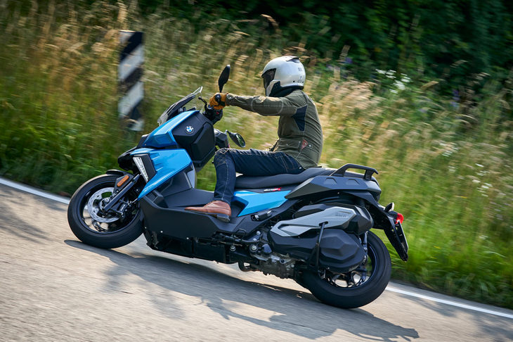 「C400X」ではエンジンの振動を抑制するため、メインフレームとユニットスイングの接続部にラバーマウントが採用されている。