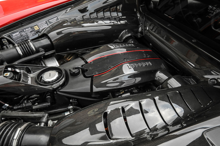 エンジンルーム内のカバー類にも、カーボンパーツが多用される。