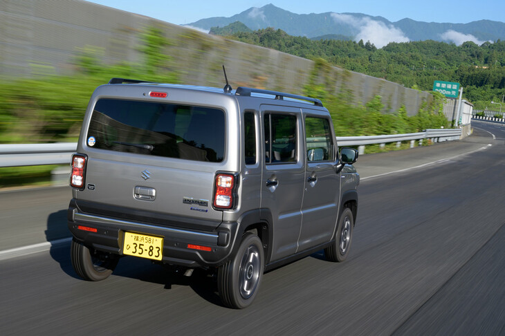 ボディーカラーは、「タフワイルド」専用となるブラックルーフのツートンを含む全6種類。試乗車には、やはり同車専用色の「スチールシルバーメタリック」が採用されていた。