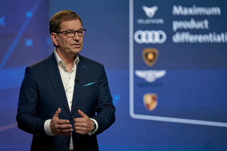 「NEW AUTO」の発表会で登壇するアウディのマルクス・ドゥスマンCEO。VWは世界最大級の規模を誇る自動車グループだが、それでも“内需”だけでは研究開発費と設備投資を償却できない。VWはプラットフォーマーへの脱皮に、それほどまでの額を投資しているのだ。