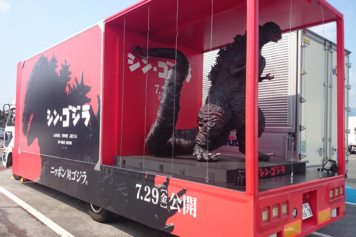 夏にはこんなクルマも目撃。ちなみに劇中では、私の地元は気持ちいいほど（？）破壊されていました。