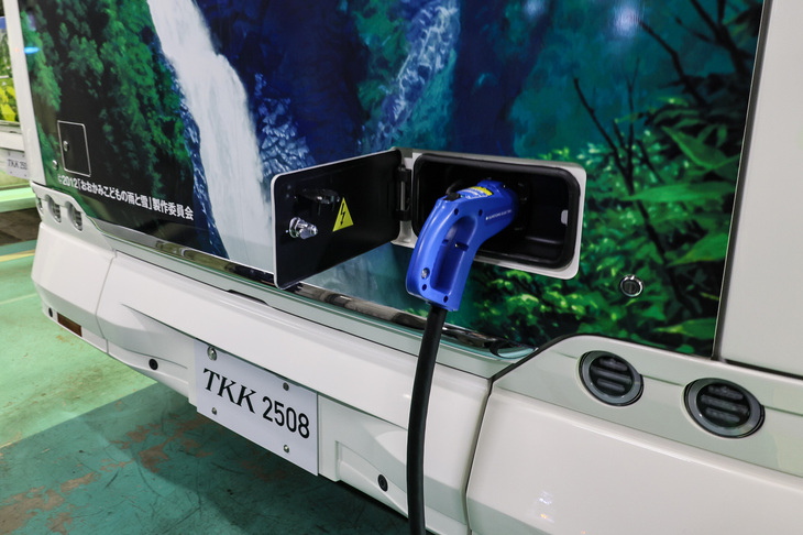 バスの後部にはCHAdeMOに対応した充電口が設置されている。急速充電器の出力は35kWで、夜間に充電すれば、昼間の運行に十分間に合う。