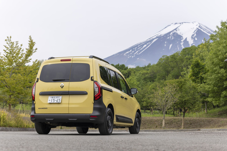 現行モデルは2023年2月に国内で発売された第3世代。ボディーが大きくなってさらに積載性がアップしたほか、アダプティブクルーズコントロールや車線中央維持支援機能なども搭載された。