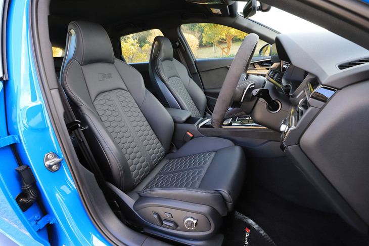 大きく張り出したサイドボルスターが目を引く、ヘッドレスト一体型の「Sスポーツシート」。表皮の色はシルバーとブラックの2種類で、後者の場合はレッドとグレーからステッチの色が選べる。