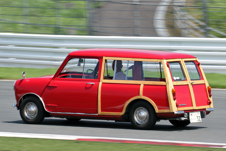 ファミリー走行より、「オースチン・ミニ・カントリーマンMk1」。
