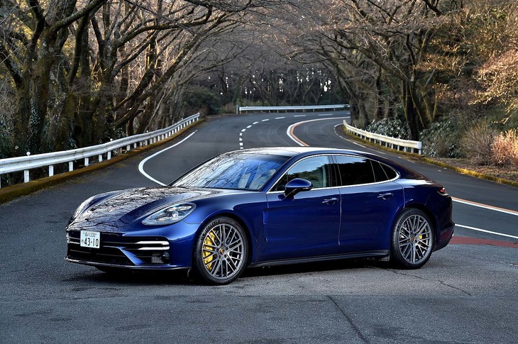 【ポルシェ・パナメーラ ターボSのスペック】
	ボディーサイズ：全長×全幅×全高＝5049×1937×1427mm／ホイールベース：2950mm／車重：2080kg（空車重量）／駆動方式：4WD／エンジン：4リッターV8 DOHC 32バルブ ツインターボ／トランスミッション：8段AT／最高出力：630PS（463kW）/6000rpm／最大トルク：820N・m（83.6kgf・m）/2300-4500rpm／タイヤ：（前）275/35ZR21 103Y／（後）325/30ZR21 108Y（ミシュラン・パイロットスポーツ4 S）／燃費：10.8-10.7リッター/100km（約9.2-9.3km/リッター、NEDC複合モード）／価格：2882万円
	
	【取材時の燃費データ】
	テスト距離：205.8km（市街地1：高速道路7：山岳路2）／使用燃料：31.5リッター（ハイオクガソリン）／参考燃費：6.5km/リッター（満タン法）／7.2km/リッター（車載燃費計計測値）