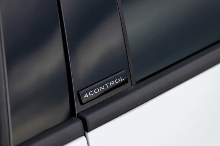 R.S.独自の4輪操舵システム「4コントロール」。高速走行時には前輪に対して同位相で（最大1°）、低中速走行時には逆位相（最大2.7°）で、後輪を操舵する。