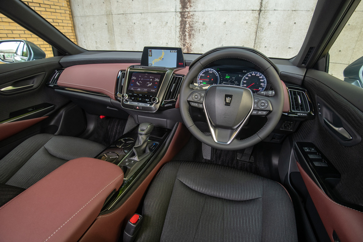 インテリアのデザインテーマは「Simple & Emotion」。テストした「クラウン2.5 G」は、ブラックと落ち着いた赤色の「テラロッサ」でコーディネートされていた。