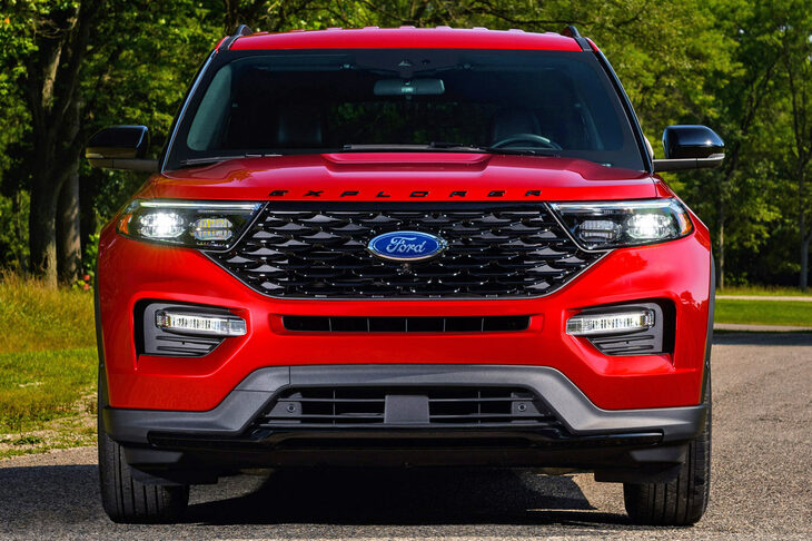 2019年1月に発表された6代目「フォード・エクスプローラー」。ちなみに同車は、2024年1月にマイナーチェンジを受けており、顔まわりの意匠が変更された。そんなわけで、最新のエクスプローラーは、写真の前期型ほど「フォレスター」に似たクルマではなくなった。
