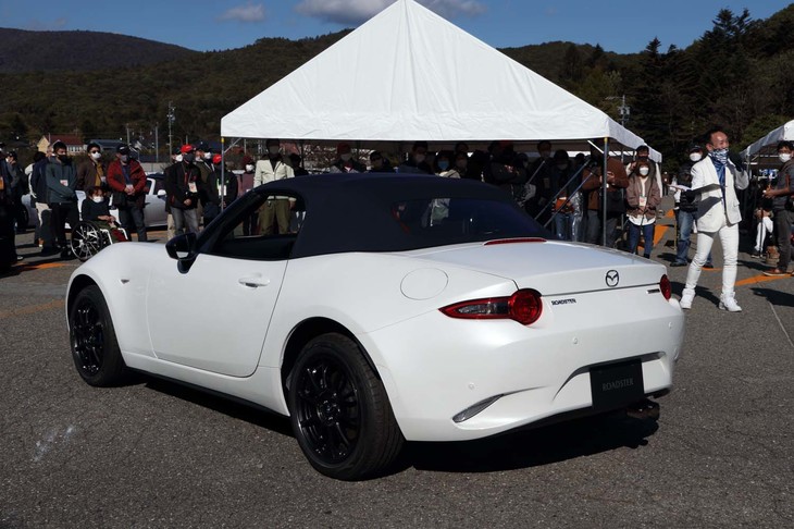 「990S」のリアスタイル。外観上の特徴の一つがネイビーブルーのソフトトップ。これまでさまざまなソフトトップカラーが期間限定仕様などで提供されてきたが、意外にもブルーは今回が初だという。