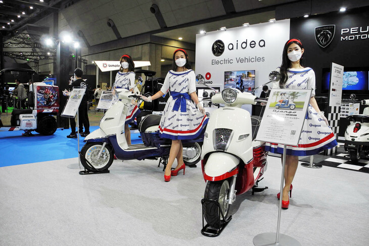 プジョー・モトシクルの展示エリアの様子。