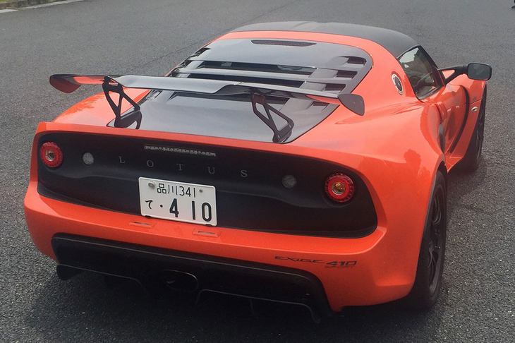 「エキシージ スポーツ410」のリアビュー。