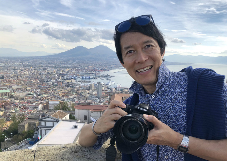 翌朝、ヴェスヴィオ山とナポリ湾を望む。バス旅は思いのほか快適だった。