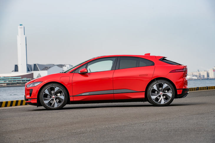 ボディーサイズは全長×全幅×全高＝4695×1895×1565mm。スーパーカーのコンセプトモデル「C-X75」をモチーフにしたというキャブフォワードデザインが特徴だ。