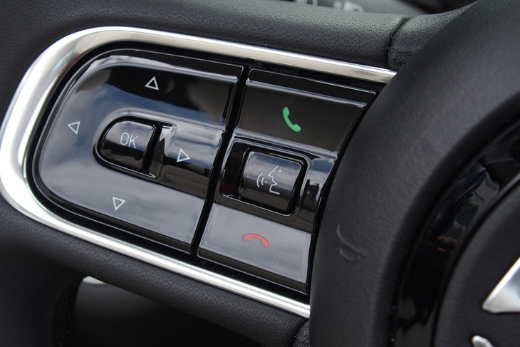 フィアット500eオープン（ステアリングスイッチ）