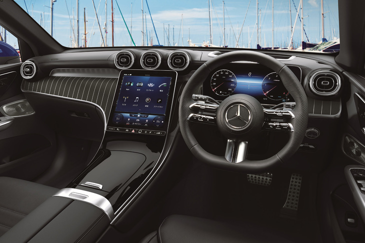 インストゥルメントパネルのデザインは最新型の「Cクラス」譲りで、ドライバー側に6度傾けた縦型の11.9インチメディアディスプレイや、自立型で浮かんでいるように見える12.3インチの大型コックピットディスプレイが目を引く。