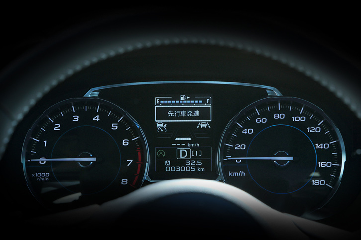 警告音とメーター内の表示で、ドライバーに先行車の発進を知らせる「おしらせ機能」。