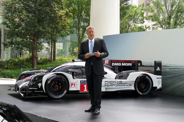 独ポルシェのデトレフ・フォン・プラーテン氏と、ルマン24時間レースなどで活躍するレーシングカー「ポルシェ919ハイブリッド」。