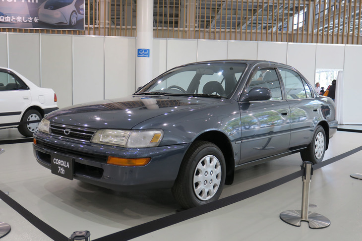 1991年式の7代目「トヨタ・カローラ」（AE100型）。