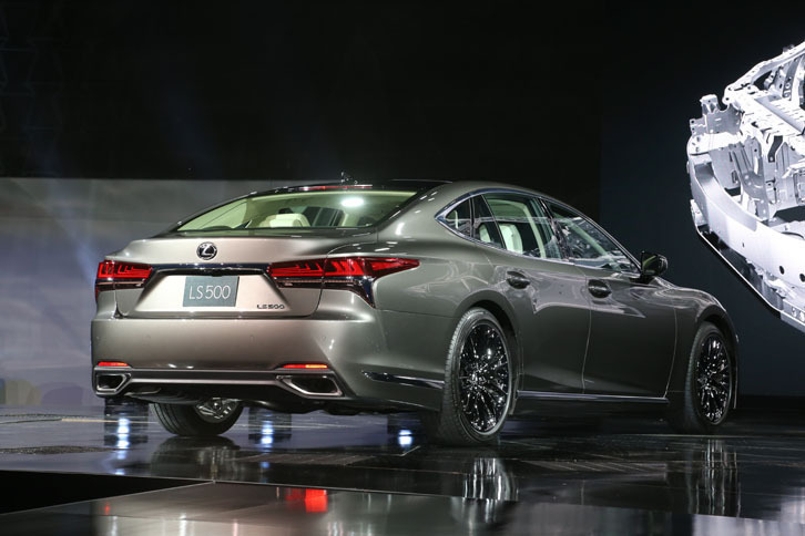 新型「LS500」（北米仕様）のボディーサイズは全長5235×全長1900×全高1450mm。
