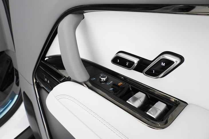 レンジローバーSVビスポーク1858エディション（フロントドアコンソール）