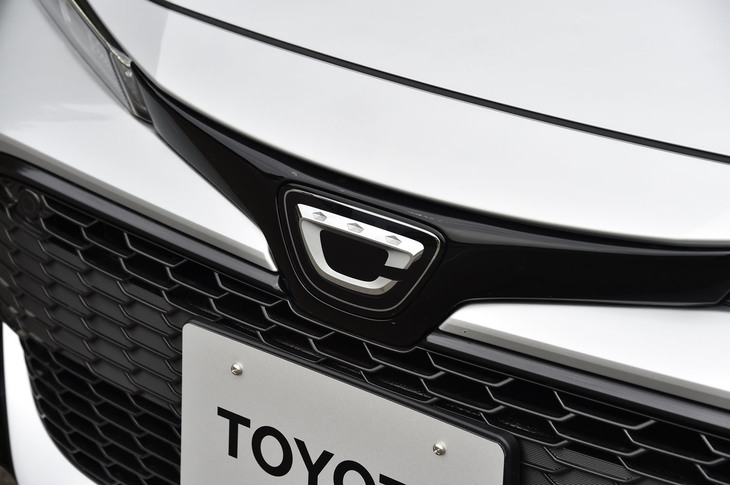 国内仕様車に限って添えられる「C」の字のエンブレム。花冠をイメージしてデザインされている。