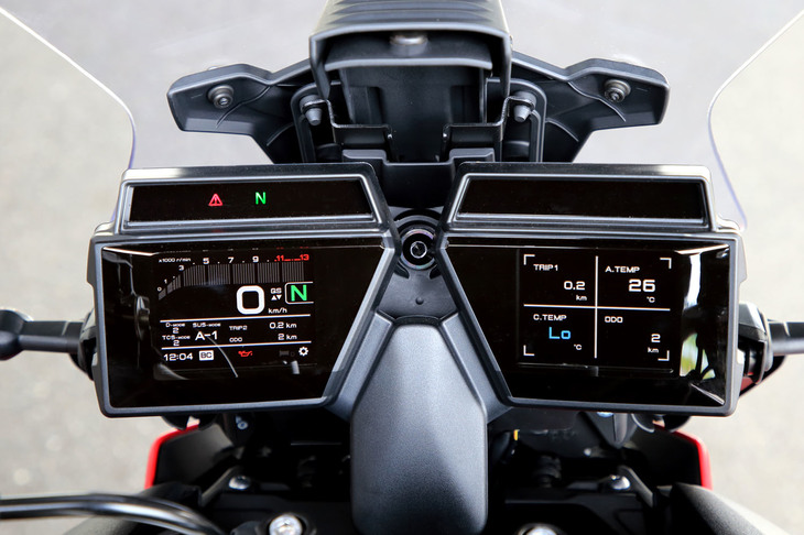 特徴的な3.5インチTFT液晶のダブルメーター。左側が速度計や燃料計、エンジン回転計などからなるメインメーターで、右側の画面には、燃費や走行距離、外気温など12の項目から、4つの項目を表示させることができる。