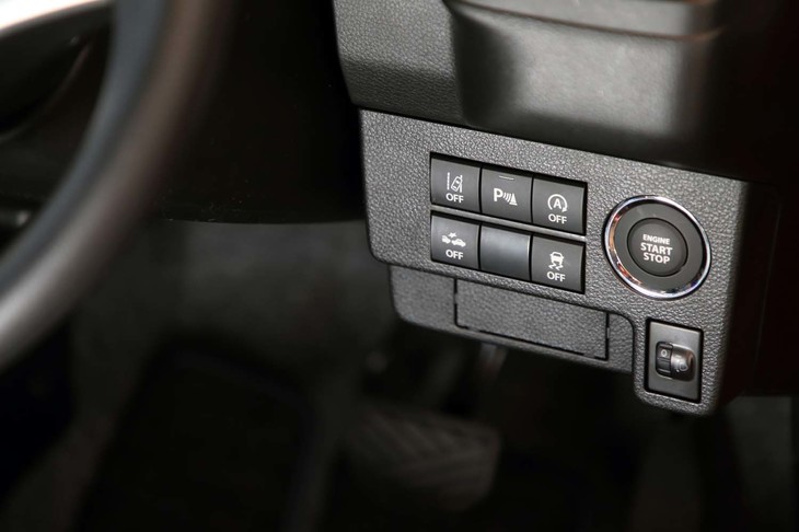 運転席の右側前方には、各種運転支援システムのオンオフスイッチが並ぶ。