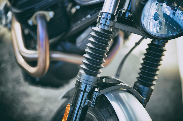 サスペンションの仕様は、クラシカルなラバーブーツを含め、基本的にベースモデルの「V7 IIIストーン」と同じだ。