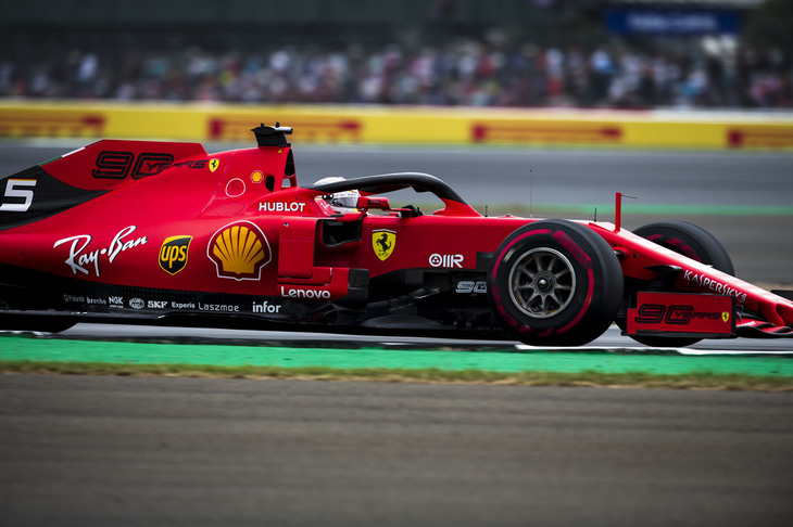 フェラーリのベッテル（写真）は、3戦連続してトップ5グリッドにつけず、イギリスGPでもレッドブルの2台にも先を越されての6番グリッド。レースでは3位を走行するも、フェルスタッペンにかわされた直後にレッドブルに追突してしまい、ノーズを壊して最後尾に後退。10秒のペナルティーも加わり16位完走と相成った。ゴールした直後にフェルスタッペンに謝罪する一幕も見られた4冠王者。元気な走りの僚友ルクレールとは対照的にスランプに陥っている。（Photo=Ferrari）