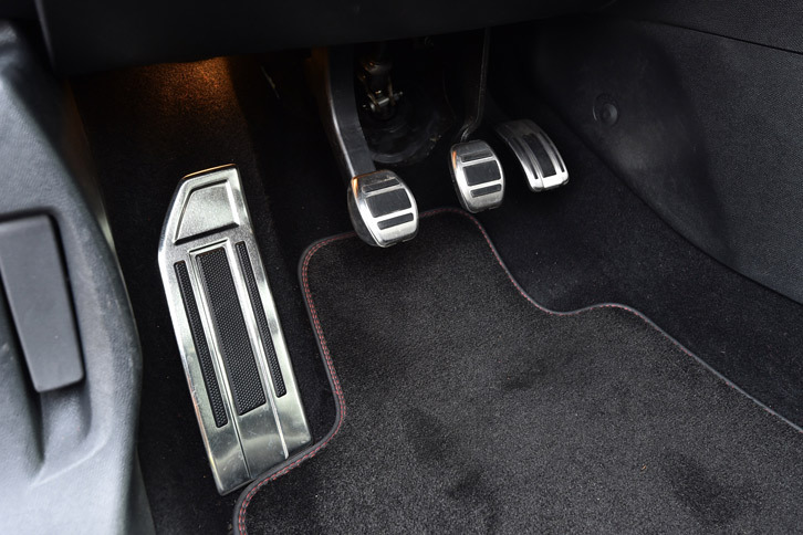 フットペダルはアルミ製。コーナリング時などに足を踏ん張れるよう、フットレストも備わっている。