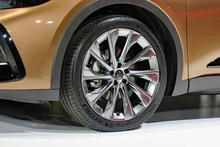 トヨタ・クラウン クロスオーバー（タイヤ＆ホイール）