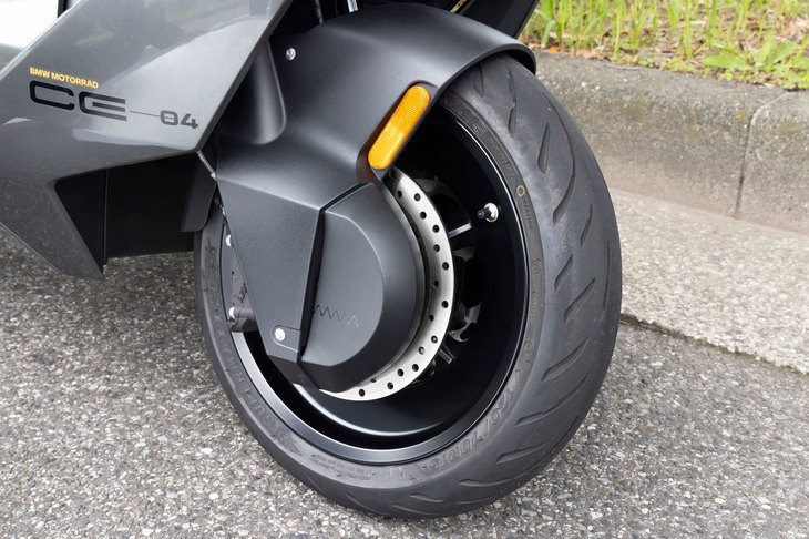 タイヤサイズは前が120/70R15、後ろが160/60R15。試乗車には台湾のタイヤメーカー、マキシスのスクーター用高性能タイヤ「スーパーマックスSC」が装着されていた。