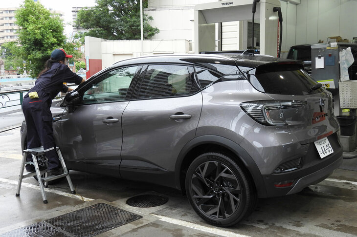 編集部の最寄りのガソリンスタンドにて、給油を受ける「ルノー・キャプチャー」の図。2泊3日、ご苦労さまでした。