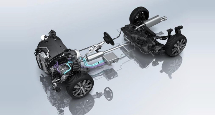 パワートレインは、ステランティスグループの他ブランド車にも使われている1.2リッターのハイブリッドシステム。前輪駆動のみの設定である。