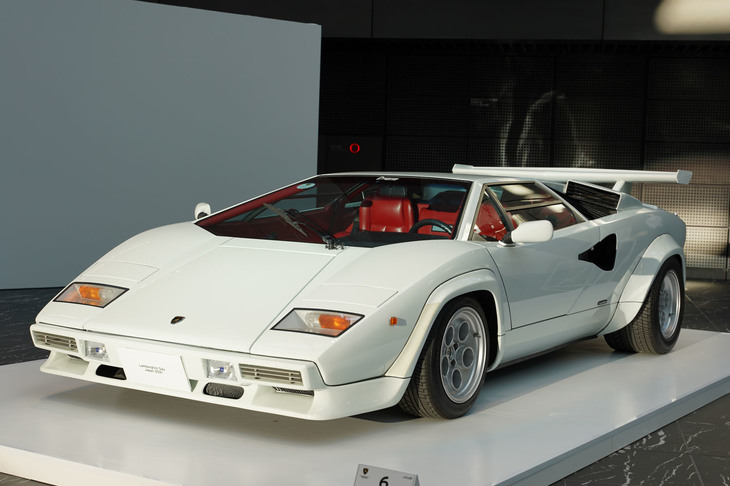 「カウンタック5000クワトロバルボーレ」（1987年）。ブラボーホイールを装着し、フロントタイヤは225から205へとサイズ変更している。