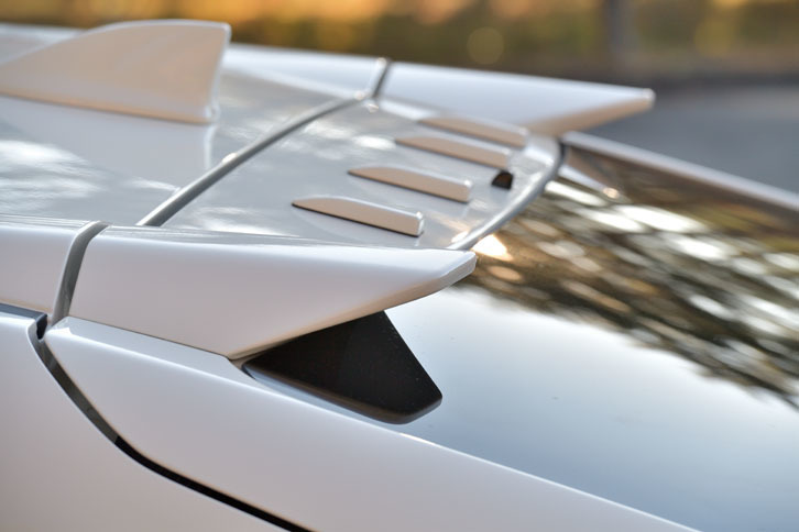 ルーフ後端のボルテックスジェネレーターは、後方に流れる空気の剥離（はくり）を抑え、リアスポイラーの効果を高める。