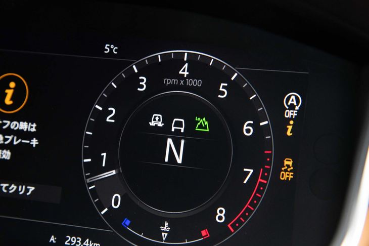 オンロード性能を重視した「レンジローバー スポーツ」だが、もちろんオフロード性能も抜かりなし。ドライブトレインは副変速機付き。最大渡河深度は850mmを誇る。