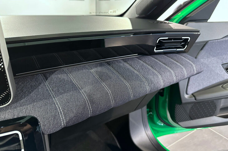 縦じまのステッチが入ったダッシュボードのパッドは、初代「5」を想起させる。